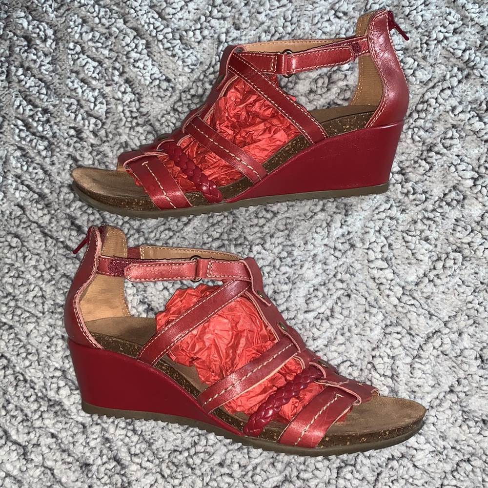 Earth Origins Kendall Red Leather Wedge Sandals 8 Gem